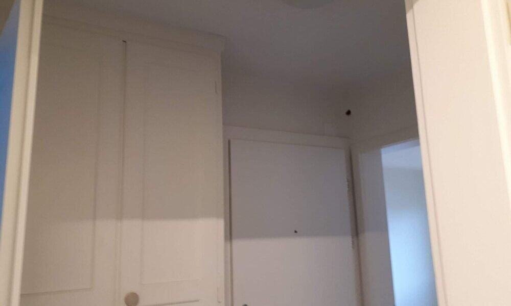 Einbauschrank und Wohnungstür