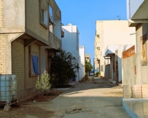 Das Haus links! Treppchen hoch und da wohnen wir.