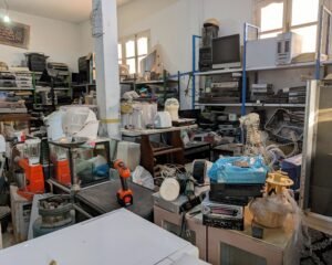 Das verrückteste Geschäft in Tantana - das lokale Brocki (reinzoomen lohnt sich!)