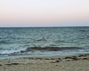 Sogar das Meer ist in Tantana wilder